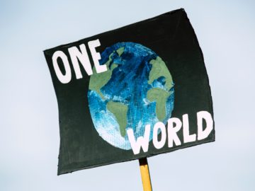 One World-Plakat bei Klimastreik