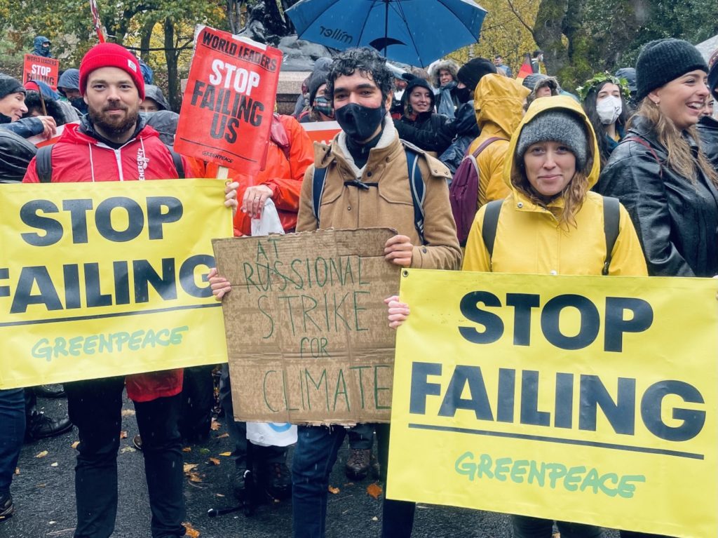 Jasmin Duregger gemeinsam mit einem russischen Greenpeace-Mitstreiter auf dem Klimastreik in Glasgow