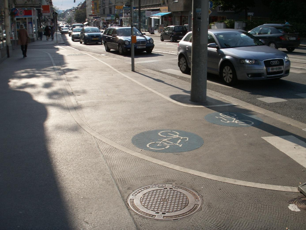 In Wien ist Radfahren gefährlicher als in Groningen. Die Radwege sind baulich oft nicht getrennt oder enden plötzlich. Im Bild sieht man weiße und blaue Bodenmarkierungen, aber keine bauliche Trennung.